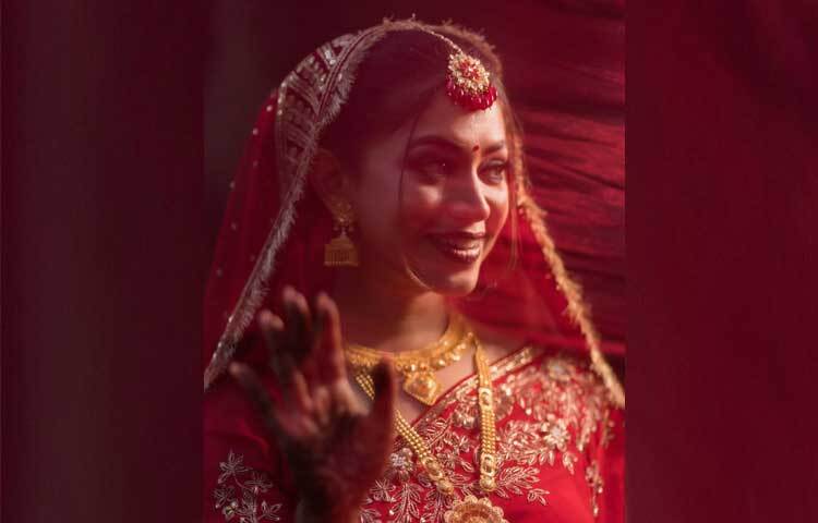 বউসাজে অপরূপ প্রিয়ন্তী।