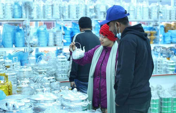 বিভিন্ন স্টল ঘুরে পণ্য দেখছেন মেলায় আগত দর্শকরা।