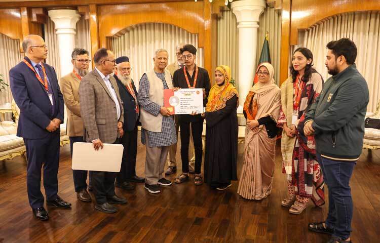 তিনি আরও বলেন, চোখের ইনজুরির জন্য প্রায় ৬৫০ অপারেশন করা হয়েছে। এর মধ্যে দ্বিতীয় ধাপে তিনশর বেশি রেটিনা সার্জারি হয়। চক্ষুবিজ্ঞান ইনস্টিটিউটের বাইরে দুটো হাসপাতালে ৬০ জন রোগীর অপারেশন হয়েছে। কোনো কোনো রোগীর তৃতীয় ধাপেও অপারেশন প্রয়োজন পড়ছে। এখন পর্যন্ত চক্ষুবিজ্ঞান ইনস্টিটিউটে ৬৫ জন রোগীর চোখ ভালো হয়েছে।