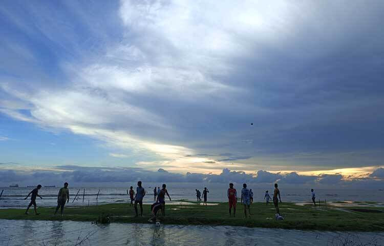 সমুদ্রপাড়ের সবুজ ঘাসের মধ্যে বিকেল হলেই শত-শত তরুণ এখানে ফুটবল খেলতে আসে।