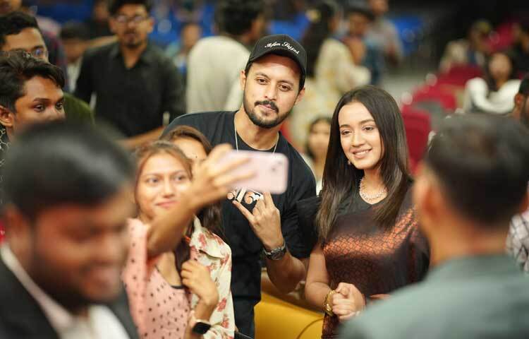 ‘ভয়াল’ সিনেমার প্রচারণার সময় ক্যামেরাবন্দি হয়েছেন তারা।