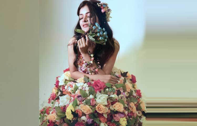 গাউনের সঙ্গে মিল রেখে হাতে পরেছেন ফুলের তৈরি ব্রেসলেট। ছেড়ে রাখা সেমি কার্ল হেয়ারস্টাইলেও রয়েছে ফুলের ছোঁয়া।