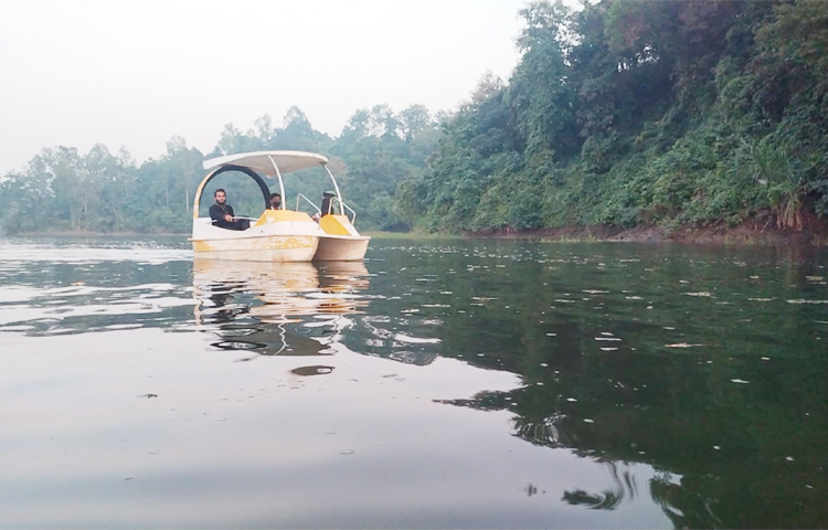 পিকনিকের জন্য মহামায়া লেক দারুণ একটি জায়গা। এখানে আছে পিকনিকের সেট। রান্না করেও খেতে পারবেন। অনেকে বিস্তীর্ণ ভূমিতে ফুটবল কিংবা ক্রিকেট খেলায় মেতে ওঠেন। শিশুদের জন্য আছে খেলার জায়গা। প্রায় সারাবছরই পর্যটকদের পদচারণায় মুখর থাকে। ছবি: এম মাঈন উদ্দিন