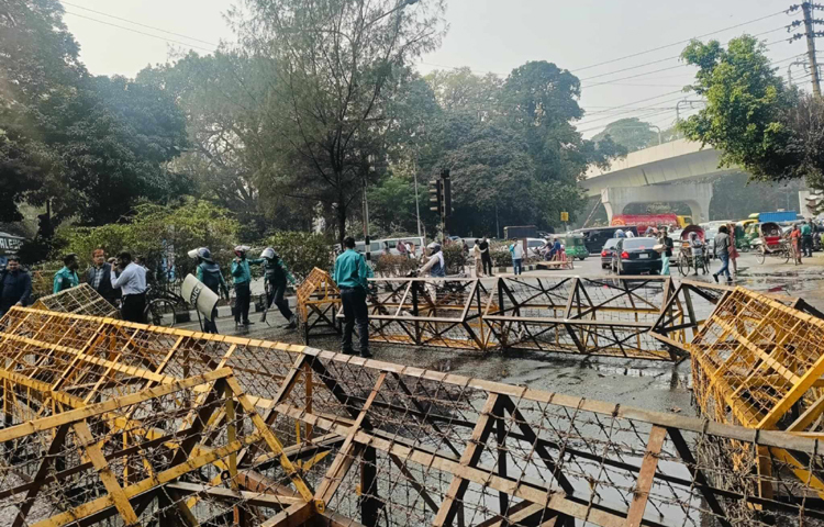 রাজধানীর মতিঝিলে পাঠ্যপুস্তক বোর্ডের সামনে হামলার প্রতিবাদে স্বরাষ্ট্র মন্ত্রণালয় অভিমুখে ক্ষুদ্র নৃ-গোষ্ঠীর বিভিন্ন সংগঠনের শিক্ষার্থীদের প্রতিবাদ মিছিল ছত্রভঙ্গ করে দিয়েছে পুলিশ। আজ দুপুর সোয়া ১টায় শিক্ষা ভবনের সামনে এ ঘটনা ঘটে। ছবি: জাগো নিউজ