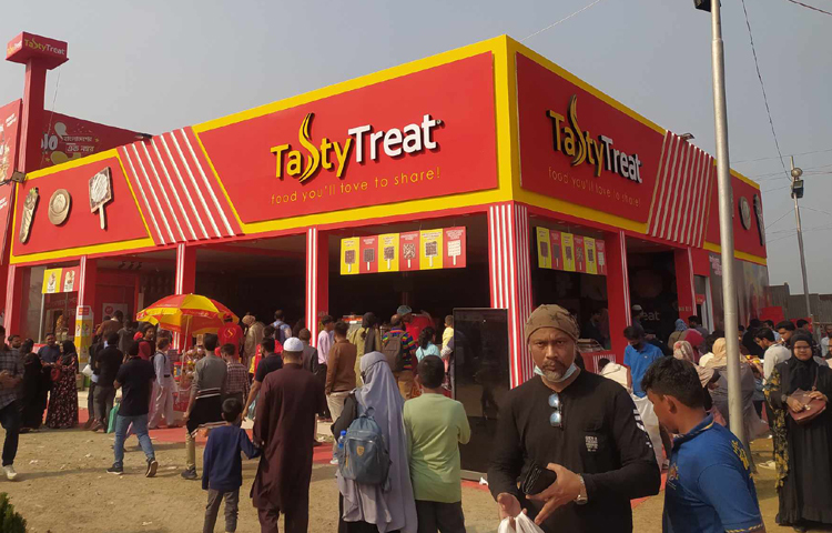 রাজধানীর পূর্বাচলে বাংলাদেশ-চায়না ফ্রেন্ডশিপ এক্সিবিশন সেন্টারে চলছে ঢাকা আন্তর্জাতিক বাণিজ্যমেলার ২৯তম আসর। প্রতিবারের মতো খাবারের নানা আয়োজন নিয়ে মেলায় এসেছে ফাস্ট ফুড চেইন টেস্টি ট্রিট। বাহারি খাবারে স্বাদ নিতে টেস্টি ট্রিটের স্টলে হাজির হচ্ছেন বিভিন্ন বয়সী নানা শ্রেণিপেশার মানুষ। ছবি: জাগো নিউজ
