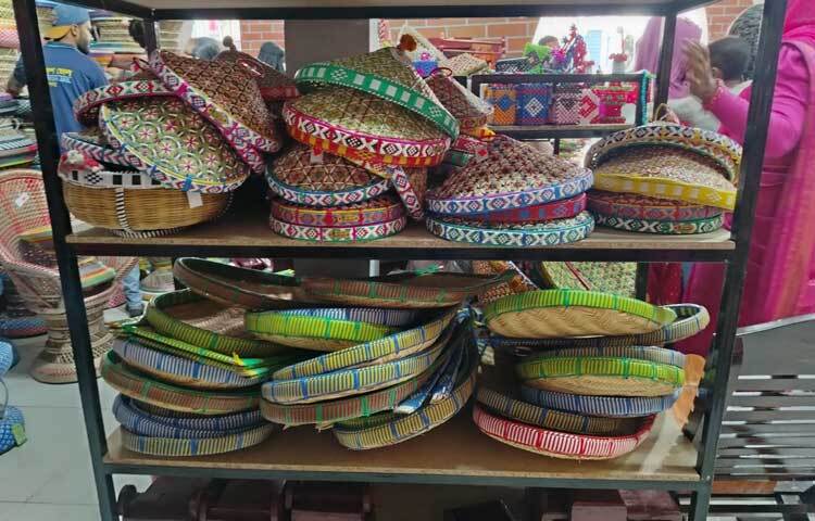কারাপণ্যর স্টলে রয়েছে কারাগারের কয়েদিদের বানানো পণ্যের সমাহার।