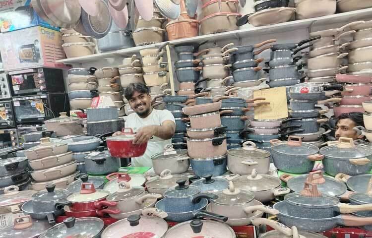 মেলায় মিলছে হরেক রকমের পণ্য।