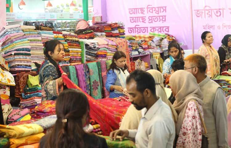 মেলায় গৃহস্থালীর নিত্যপ্রয়োজনীয় বিভিন্ন পণ্যের পাশাপাশি দেশীয় কুটির শিল্প সামগ্রী, হস্তশিল্পের বিশেষ পণ্য, দেশীয় পোশাক, কসমেটিক্স, গৃহে ব্যবহৃত সাজ-সরঞ্জাম, চামড়াজাত পণ্য, খেলনা, স্টেশনারী, প্লাস্টিক পণ্যের পাশাপাশি মেয়েদের জন্য রয়েছে নানা ধরনের গয়না।