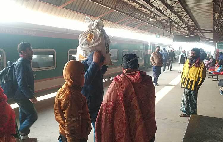 লোকাল, আন্তঃনগর, মেইলসহ সব ধরনের ট্রেন বন্ধ রয়েছে। ভোর থেকে শত শত যাত্রী অপেক্ষা করছেন। হঠাৎ ট্রেন বন্ধে বিপাকে পড়েছেন সাধারণ মানুষ ও অফিসগামী যাত্রীরা।