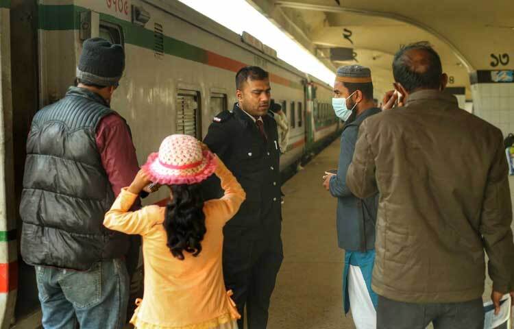 তবে মধ্যরাতে কর্মসূচি প্রত্যাহারের খবর অনেক যাত্রী জানেন না। সে কারণে সকালের দিকে ছেড়ে যাওয়া ট্রেনগুলোতে অনেক আসন ফাঁকা থাকতে দেখা গেছে।