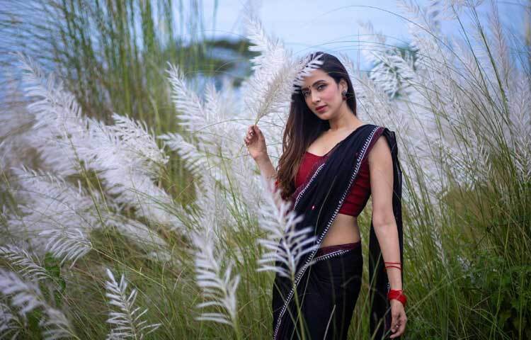 লাল স্লিভলেস ব্লাউজের সঙ্গে কালো শাড়িতে আবেদনময়ী লাক্স সুন্দরী।