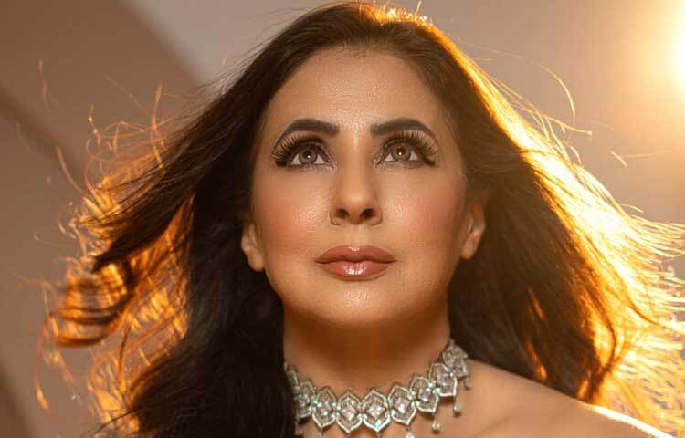 বিচিত্র সব ছবিতে তিনি অভিনয় করে প্রশংসিত হয়েছেন তিনি। ‘রঙ্গিলা’ ছাড়াও ‘ভূত’, ‘এক হাসিনা থি’, ‘বস এক পল’, ‘কৌন’, ‘ইন্ডিয়ান’সহ অনেক ছবিতে তিনি দুর্দান্ত অভিনয় করে দর্শকদের নজর কাড়েন।