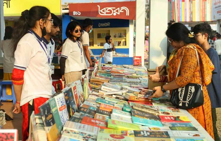 মেলা প্রাঙ্গণে উৎসবের আমেজ।