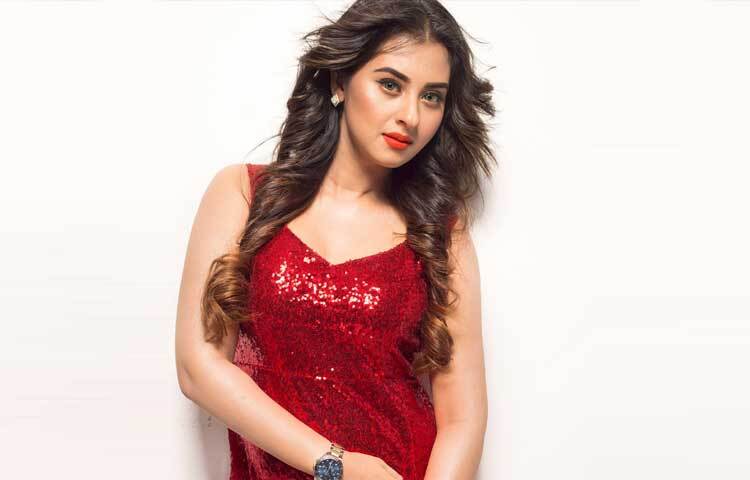 স্লিভলেস সিকুয়েলের ড্রেসে লাস্যময়ী বুবলী।