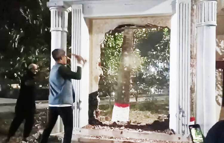 তারা ফ্যাসিস্ট হাসিনা ও তার দোসরদের দ্রুত বিচারের আওতায় আনার দাবি জানান।