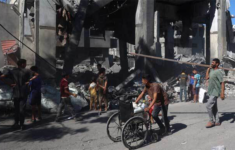 মার্কিন প্রেসিডেন্ট ডোনাল্ড ট্রাম্পের গাজা দখলের পরিকল্পনাকে সমর্থন করেছেন ইসরায়েলের প্রধানমন্ত্রী বেঞ্জামিন নেতানিয়াহু। এরই মধ্যে ইসরায়েলি প্রতিরক্ষা বাহিনীকে (আইডিএফ) নির্দেশ দেওয়া হয়েছে বিপুলসংখ্যক ফিলিস্তিনিকে গাজা থেকে সরানোর প্রস্তুতি নিতে। ছবি: এএফপি