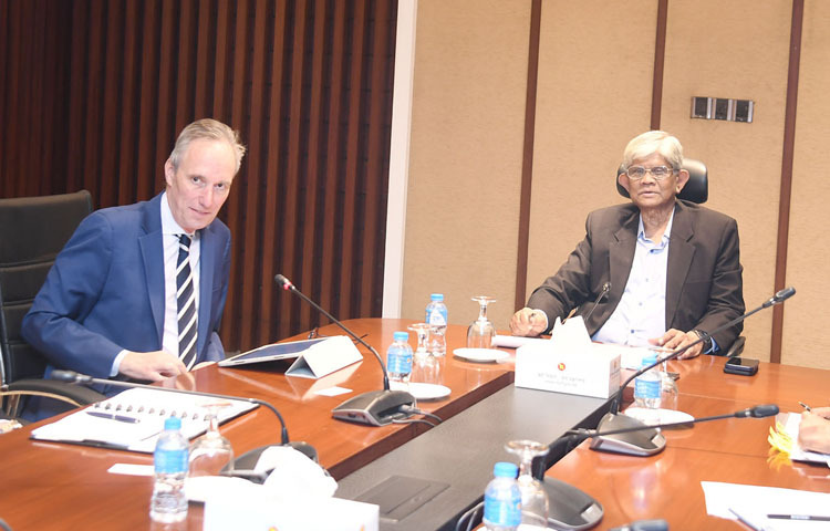 অর্থ উপদেষ্টা ড. সালেহউদ্দিন আহমেদের সাথে ঢাকায় মন্ত্রণালয়ের সভাকক্ষে বিশ্ব ব্যাংকের দক্ষিণ এশীয় অঞ্চলের ভাইস প্রেসিডেন্ট মার্টিন রেইজার এবং ভাইস প্রেসিডেন্ট (গ্লোব্যাল) এম পাবলো আলফোনসো সাভেদ্রা কসতাস সাক্ষাৎ করেন। ছবি: পিআইডি