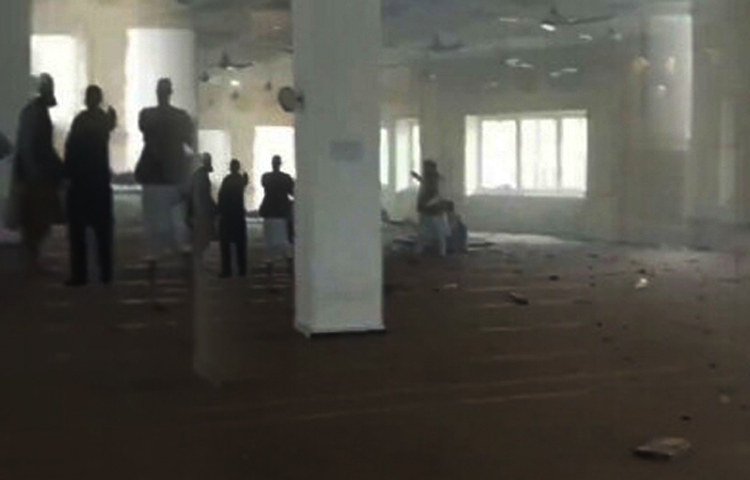 পাকিস্তানের খাইবার পাখতুনখোয়ার নওশেরা এলাকার একটি মসজিদে আজ বিস্ফোরণের ঘটনা ঘটেছে। এতে বহু হতাহতের আশঙ্কা করা হচ্ছে। সেখানের পুলিশ কর্মকর্তা (ডিপিও) আব্দুল রশিদ বিষয়টি নিশ্চিত করেছেন। ছবি: সংগৃহীত