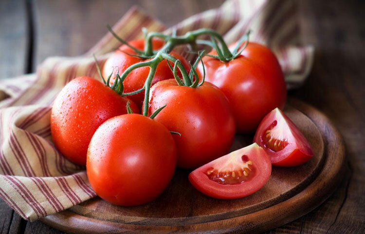 চর্মরোগ নিরাময়ে টমেটোর রস দারুণ কাজ করে। এমনকি মুখের সৌন্দর্য ধরে রাখতে এবং বয়সের ছাপ দূর করতে টমেটো বেশ কার্যকর। এর রস মুখের ত্বক মসৃণ ও কোমল করে।