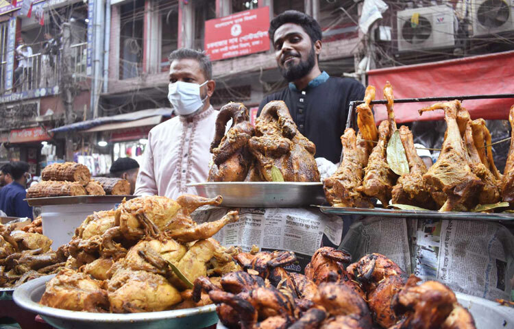 তালিকায় রয়েছে আস্ত মুরগির কাবাব, মোরগ মুসাল্লাম, বটি কাবাব, টিকা কাবাব, কোতা, চিকেন কাঠি, শামি কাবাব, সুতি কাবাব, শিকের ভারী কাবাবের পাশাপাশি এবারও মিলছে কোয়েল পাখির রোস্ট ও কবুতরের রোস্ট। মিষ্টি ও হালকা খাবারের মধ্যে রয়েছে শাহি জিলাপি, নিমকপারা, সমুচা, আলাউদ্দিনের হালুয়া, দইবড়া ও কাশ্মীরি শরবত।