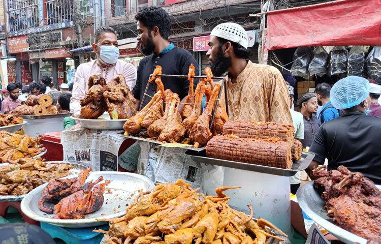 ১৭০২ সালে নবাব মুর্শিদ কুলি খাঁ চকবাজারকে একটি আধুনিক বাজারে রূপ দেন। তখন থেকেই প্রতি রমজানে এখানে বসত মুখরোচক ইফতারির ভাসমান বাজার। সেই থেকে পথচলা।