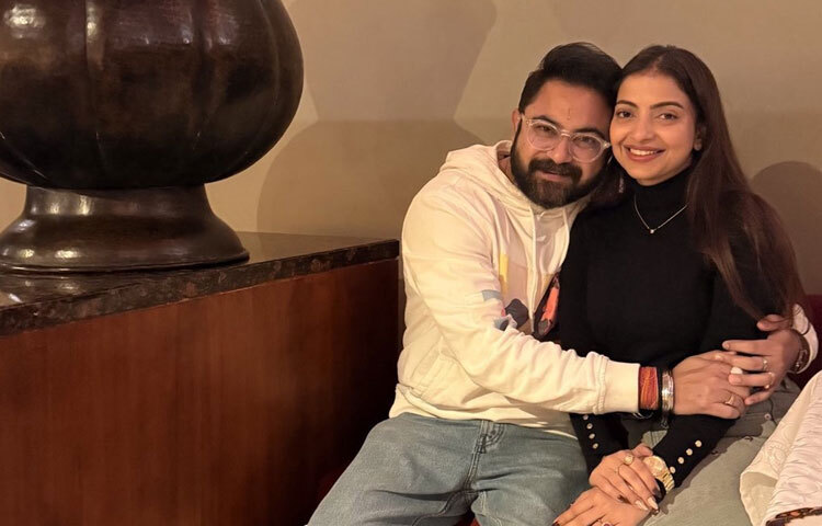 অন্যদিকে স্ত্রী-সন্তান নিয়ে সুখের সংসার এই নায়কের। ভারতীয় সংবাদমাধ্যমে এক সাক্ষাৎকারে অভিনেতা শেয়ার করেছিলেন নিজের প্রেমের গল্প।