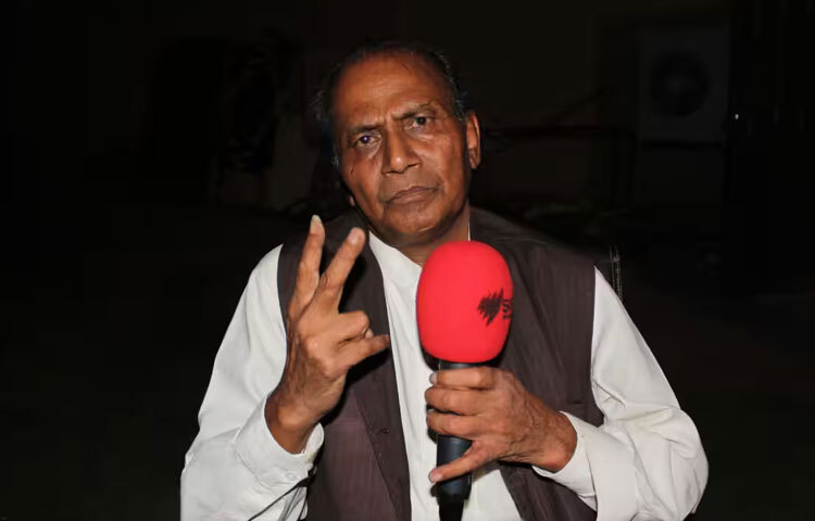 তিনি থিয়েটার এ অভিনেতা হিসেবে কর্মজীবন শুরু করেন। তিনি মূলত স্যাটায়ার ও হাস্যরস মূলক চরিত্র করতেন। এভাবে ধীরে ধীরে তিনি টিভি ও সিনেমায় নাম লেখান। এর পাশাপাশি থিয়েটার অব্যাহত রাখেন।