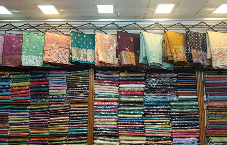 বিক্রেতারা বলেন, এই রোডের অধিকাংশ দোকানে কাপড় ও ডিজাইনের ওপর নির্ভর করে ১০০০ থেকে শুরু করে ৫০ হাজার টাকার পর্যন্ত শাড়ি রয়েছে। অন্যবারের মতো এ বছরও ২০০০ থেকে ৩৫০০ টাকা দামে সুতি শাড়ি বিক্রি হচ্ছে।