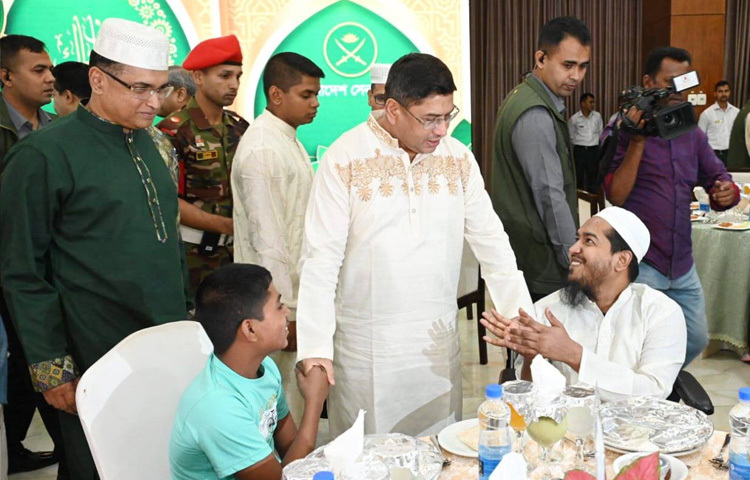 এ সময় সেনাবাহিনী প্রধান জেনারেল ওয়াকার-উজ-জামান আহত ছাত্র-ছাত্রীদের সঙ্গে কুশল বিনিময় করেন এবং তাদের খোঁজ-খবর নেন।