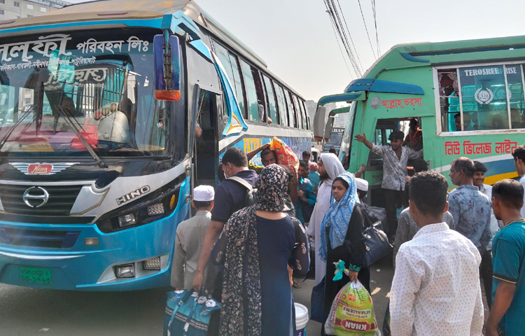 ফাঁকা হতে শুরু করেছে রাজধানী। পরিবারের সঙ্গে পবিত্র ঈদুল ফিতর উদযাপন করতে ঢাকা ছাড়ছেন রাজধানীবাসী। এবার দীর্ঘ ছুটি মেলায় বাড়তি উৎসাহ বিরাজ করছে ঘরমুখো যাত্রীদের মধ্যে। ছবি: জাগো নিউজ