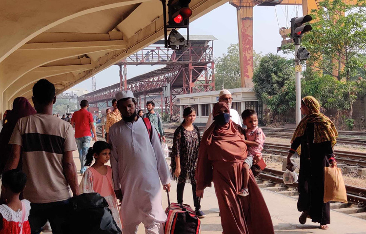 রেলওয়ে কর্মকর্তারা জানান, ঈদযাত্রার সপ্তম দিনে রোববার সকাল থেকে নির্ধারিত সময়ে সব ট্রেন গন্তব্যের উদ্দেশে ছেড়ে গেছে।