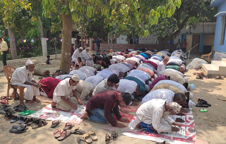 মাইটকুমরা জামে মসজিদের ইমাম মো. রিফাত শিকদার বলেন, মাইটকুমরা জামে মসজিদে রোববার সকাল ৮টায় ঈদের নামাজ অনুষ্ঠিত হয়েছে। আমি ঈদের নামাজে ইমামতি করেছি।