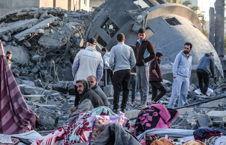 স্থানীয় শিক্ষক মোহাম্মদ আল-হাওয়া বলেন, গত ঈদে আমরা পরিবার-পরিজন নিয়ে আনন্দ করতাম। এবার ঈদের দিন কোথায় থাকবো, কী খাবো- তা নিয়েই চিন্তা।