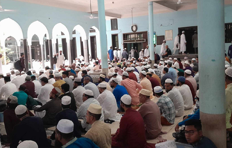 সকাল ৮টা ২৫ পর্যন্ত অনুষ্ঠিত দুটি ঈদ জামাতে কানায় কানায় পূর্ণ ছিল মসজিদ। বেলা পৌনে ১২টা পর্যন্ত পর্যায়ক্রমে আরও তিনটি জামাত অনুষ্ঠিত হচ্ছে।