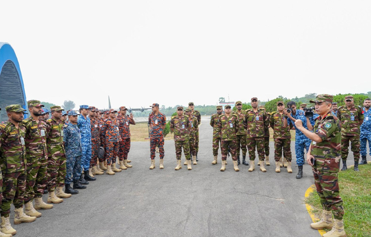 এর আগে, রোববার বাংলাদেশ সেনাবাহিনীর নেতৃত্বে বাংলাদেশ সশস্ত্র বাহিনীর মাধ্যমে মিয়ানমারে জরুরি ত্রাণ সামগ্রী, ওষুধ, তাঁবু, শুকনো খাবার এবং চিকিৎসক দল পাঠানো হয়েছিল।