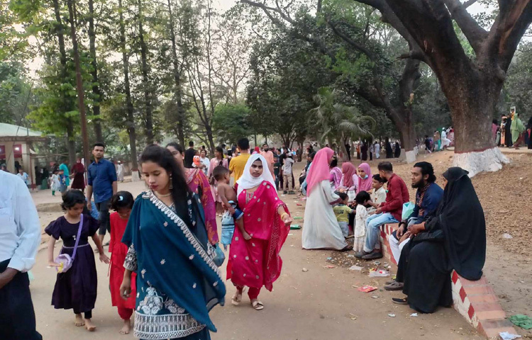 শহরের যান্ত্রিকতা পাশে রেখে পরিবারের সঙ্গে ঈদের আনন্দ ভাগাভাগি করতেই চিড়িয়াখানায় এসেছেন বলে জানিয়েছেন দর্শনার্থীরা।