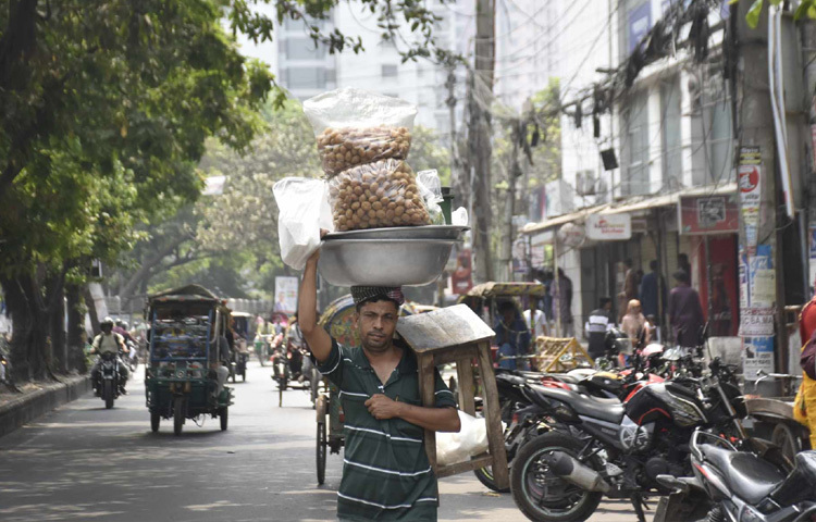 রাজধানীর বিভিন্ন বিনোদন স্পট, সড়ক ও ফুটপাত ঘুরে এমন দৃশ্য দেখা গেছে।