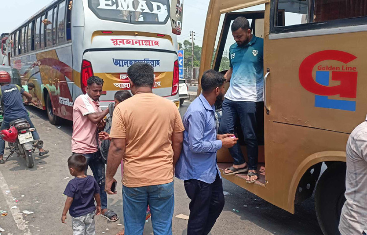 এবারের ঈদযাত্রাকে নিরাপদ, স্বাচ্ছন্দ্যময় ও উৎসবমুখর করতে বাড়তি নিরাপত্তার ব্যবস্থা করেছে আইনশৃঙ্খলা বাহিনী।
