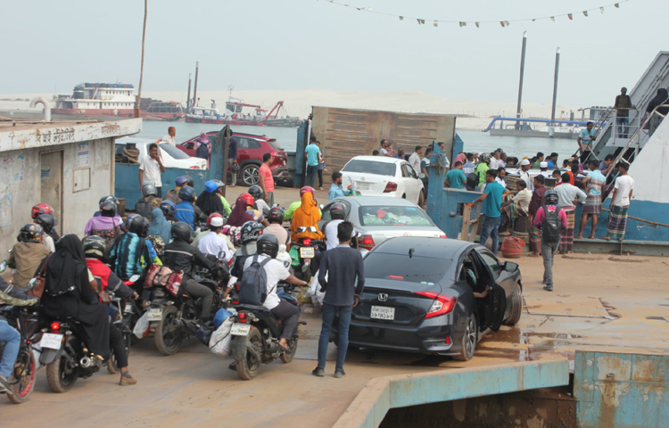 প্রিয়জন‌দের সঙ্গে ঈদ উদযাপন শে‌ষে রাজধানী ঢাকায় ফিরছে মানুষ। ফলে রাজবাড়ী গোয়াল‌ন্দের দৌলত‌দিয়া ফেরিঘাটে যাত্রী ও যানবাহনের চাপ বেড়েছে। ত‌বে সড়‌কে ও ঘাট এলাকায় যানজট না থাকায় ভোগা‌ন্তি ছাড়াই গন্তব্যে যাচ্ছেন যাত্রীরা। ছবি: জাগো নিউজ