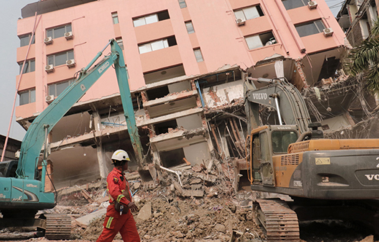 মিয়ানমারে ৭.৭ মাত্রার ভূমিকম্পে নিহতের সংখ্যা ৩ হাজার ৩৫৪ জনে পৌঁছেছে। আহত হয়েছেন ৪ হাজার ৮৫০ জন। নিখোঁজ রয়েছেন ২২০ জন। আজ দেশটির রাষ্ট্রীয় গণমাধ্যমের খবরে এ তথ্য জানানো হয়। ছবি: এএফপি