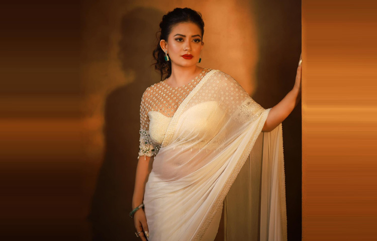 শাড়ির সঙ্গে অভিনেত্রী বেছে নিয়েছেন হীরা ও পান্নার দুল। হাতে শোভা পাচ্ছে সবুজ বালা আর আংটি।