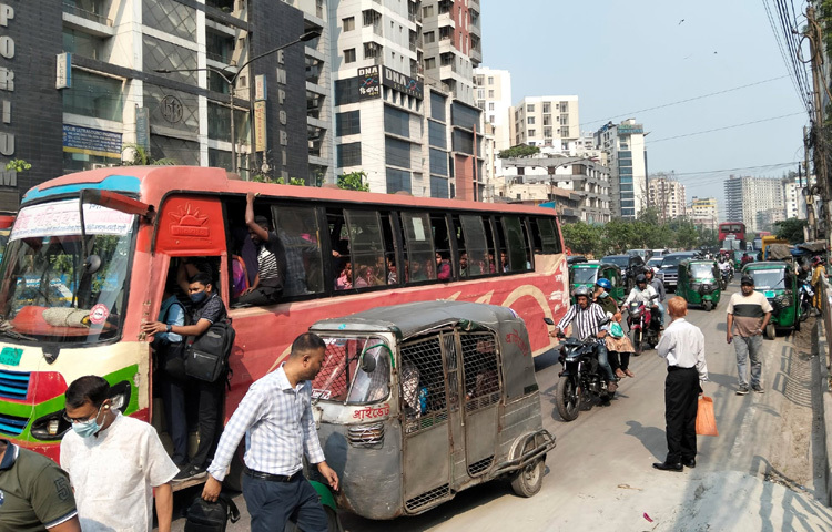 বাস স্টপেজগুলোতে গাড়ির কিছুটা ধীরগতি লক্ষ্য করা গেলেও কোথাও দীর্ঘ যানজটের চিত্র দেখা যায়নি।