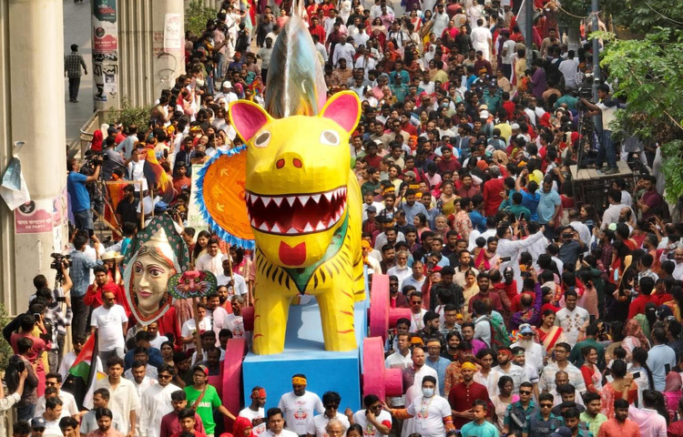 শোভাযাত্রা, লোকজ সংস্কৃতির ভিন্ন ভিন্ন আয়োজন ছিল এবারের বর্ষবরণে। দেশের বিভিন্ন স্থানে বসেছে ঐতিহ্যবাহী বৈশাখী মেলা।