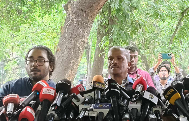 অন্তর্বর্তী সরকারের আইন উপদেষ্টা ড. আসিফ নজরুল আজ দুপুরে রাজধানীর বেইলি রোডে রাষ্ট্রীয় অতিথি ভবন যমুনার বাইরে আয়োজিত প্রেস ব্রিফিংয়ে কথা বলেন। ছবি: জাগো নিউজ