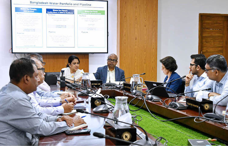 পানি সম্পদ এবং পরিবেশ, বন ও জলবায়ু পরিবর্তন উপদেষ্টা সৈয়দা রিজওয়ানা হাসানের সাথে আজ ঢাকায় গ্রীন রোডে পানি ভবনের সম্মেলন কক্ষে বিশ্ব ব্যাংকের দক্ষিণ এশিয়া অঞ্চলের পানি বিষয়ক গ্লোবাল পার্টনারের প্র্যাকটিস ম্যানেজার সুমিলা গুলইয়ানির নেতৃত্বে প্রতিনিধিদল সাক্ষাৎ করেন। ছবি: পিআইডি