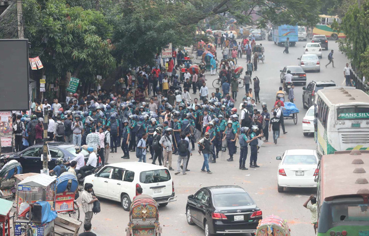 প্রথমে ঢাকা কলেজের একদল শিক্ষার্থী সিটি কলেজে গিয়ে হামলা চালায়।