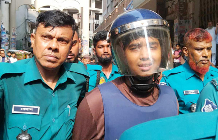 প্রাইম এশিয়া বিশ্ববিদ্যালয়ের ছাত্র জাহিদুল ইসলাম পারভেজ হত্যা মামলার প্রধান আসামি মেহেরাজ ইসলামের পাঁচদিনের রিমান্ড মঞ্জুর করেছেন আদালত। আজ ঢাকার মেট্রোপলিটন ম্যাজিস্ট্রেট মেহেরা মাহবুবের আদালত এ আদেশ দেন। ছবি: জাগো নিউজ