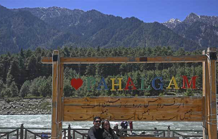 পাকিস্তানের সঙ্গে ব্যাপক উত্তেজনার মধ্যেই জম্মু ও কাম্মীরের অর্ধেকের বেশি পর্যটনকেন্দ্র বন্ধ করেছে ভারত। অন্তত ৪৮টির বেশি পর্যটনকেন্দ্র বন্ধ করা হয়েছে। ভারতের গণমাধ্যমের খবরে বলা হয়েছে, কেন্দ্রশাসিত অঞ্চলটির ৮৭টি পর্যটনকেন্দ্রের মধ্যে ৪৮টি বন্ধ করে দেওয়া হয়েছে। ছবি: এএফপি