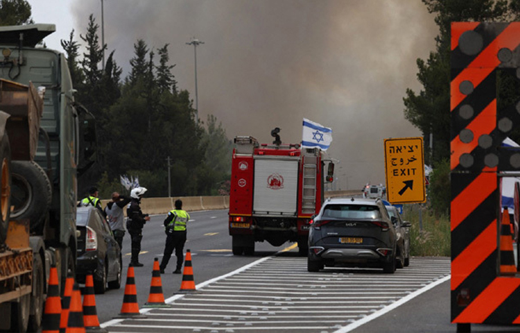 নিজেদের ইতিহাসে সবচেয়ে ভয়াবহ দাবানলে পুড়ছে ইসরায়েল। আগুন তীব্রতা এতটাই বেশি যে, এরই মধ্যে বেশ কয়েকটি এলাকা পুরোপুরি খালি করতে বাধ্য হয়েছে কর্তৃপক্ষ। বন্ধ করে দেওয়া হয় গুরুত্বপূর্ণ রাস্তাও। শুষ্ক আবহাওয়া ও প্রবল বাতাসের কারণে দাবানল নিয়ন্ত্রণে হিমশিম খাচ্ছেন দমকলকর্মীরা। ছবি: এএফপি