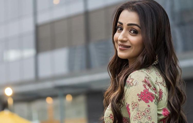 ১৯৯৯ সালে তিনি ‘মিস সেলেম’ এবং ‘মিস চেন্নাই’ খেতাব অর্জন করেন।